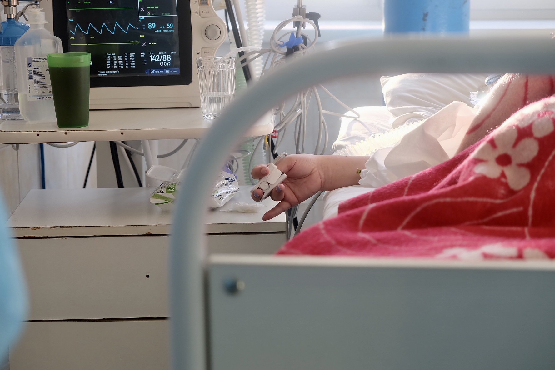 Скончался с диагнозом. Скончался с диагнозом. Пациент на каталке в больнице. Скончался с диагнозом. Скончался с диагнозом.